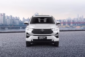 toyota-innova-zenix-full-front-view-553043