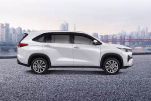 toyota-innova-zenix-side-view-112998